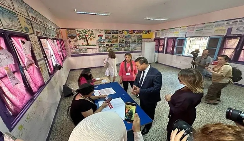 المترشح للرئاسة زهير المغزاوي يدلي بصوته